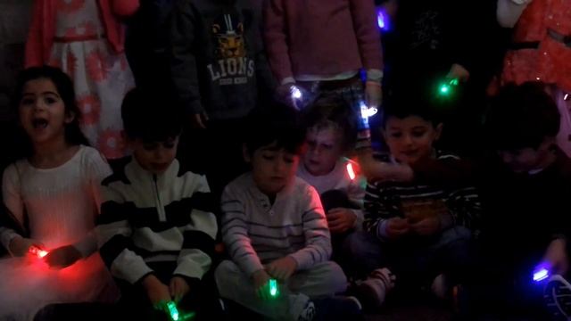 Ханука танец с фонариками смотреть онлайн