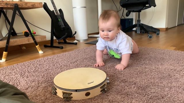 Как мы играем с малышом 🥰 Любимый бубен 😁 Дэниелу 5 месяцев 🇸🇪 Будни мамы в Швеции смотреть онлайн