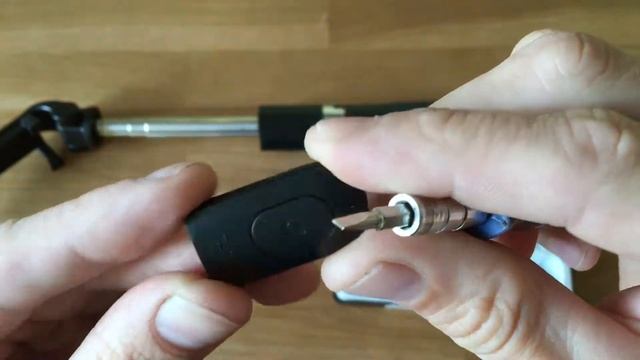 Как заменить батарейку на пульте от селфи палки штатива L01 смотреть онлайн