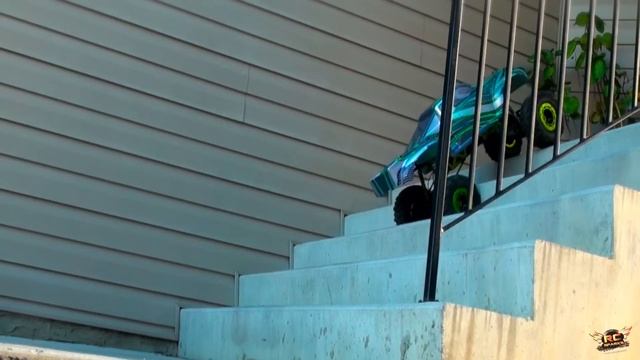 RC ADVENTURES - TRUCK CLiMBS STAiRS - 1/5th Scale RC Truck vs Concrete Porch (Electric) смотреть онлайн