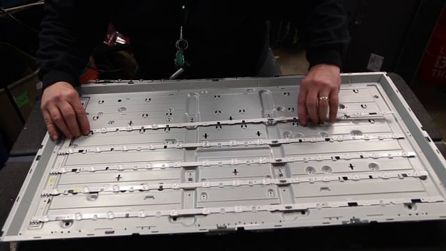 Samsung UE40 40" TV Replacement LED Strips Tutorial смотреть онлайн