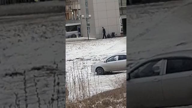 И снова Ратибор Город Красноярск улица Краснодарскся, юозрана снова ссыт на улице прям днём!!!!! смотреть онлайн