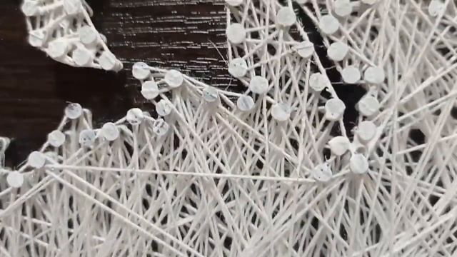 картина из гвоздей и ниток смотреть онлайн