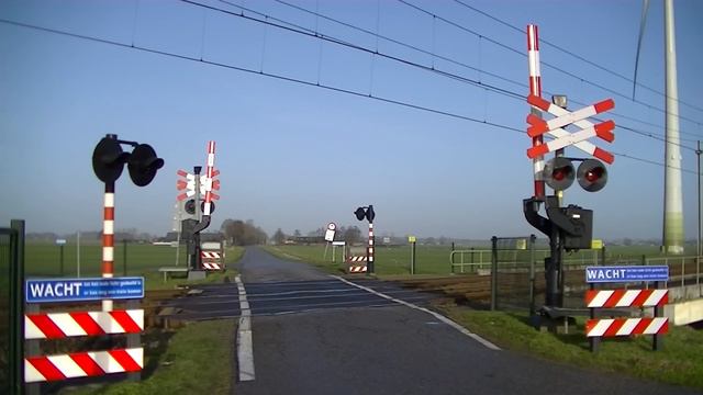 Spoorwegovergang Zwolle // Dutch railroad crossing смотреть онлайн