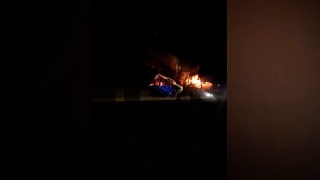 В Красноярске горит автомойка на Свердловской смотреть онлайн