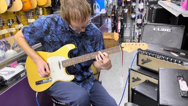 Squier Paranormal Custom Nashville Stratocaster смотреть онлайн