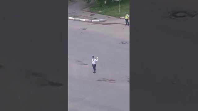 Регулировщик в юбке на пустом перекрестке смотреть онлайн