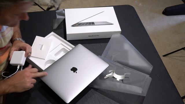 2017 MacBook Pro 13-Inch with Touch Bar Unboxing смотреть онлайн