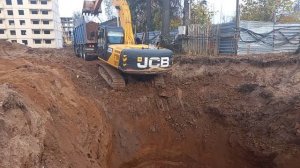 копать глубоко яму с экскаватором JCB
