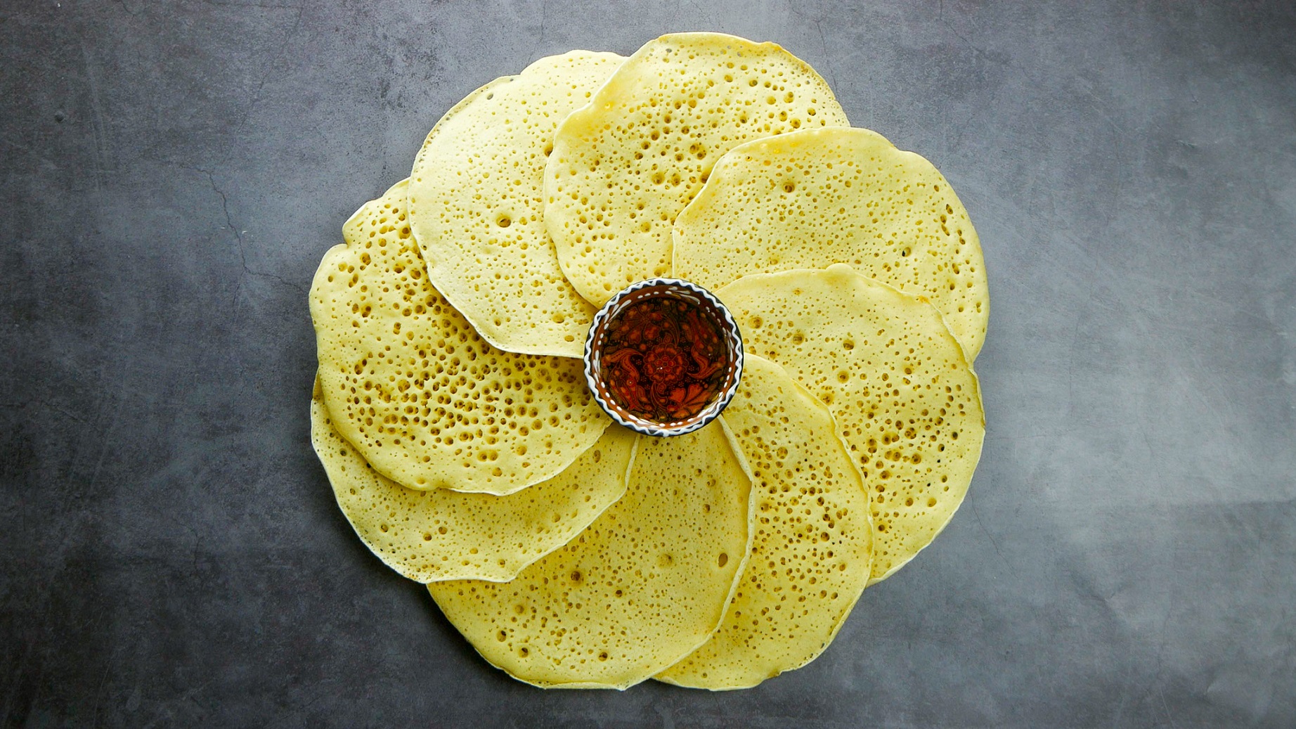 Популярные во всем мире ажурные блины в дырочку. Делюсь рецептом марокканских блинов смотреть онлайн