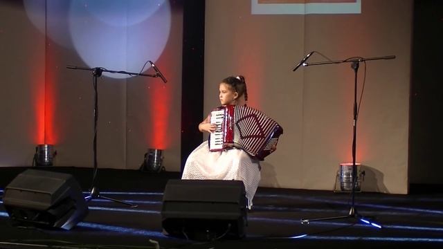 посмотрите как в 8 лет играет АЛИНА на аккордеоне смотреть онлайн