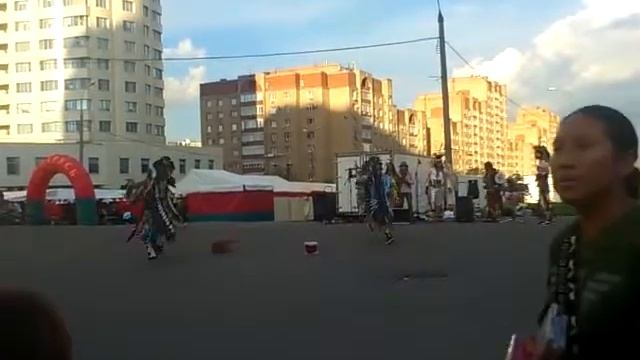 прикольные танцы , не всегда такое увидишь на улице смотреть онлайн