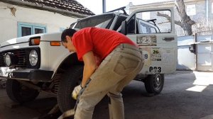 Как завести машину буксировочным тросом верёвкой, ремнём.