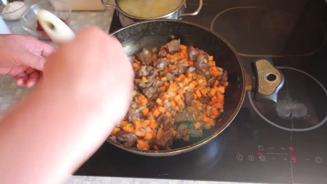 Видеорецепт «Гуляш из лопатки дикого кабана: блюдо в стиле советской столовой» смотреть онлайн