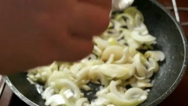 Печень по-Берлински с яблоками и луком смотреть онлайн
