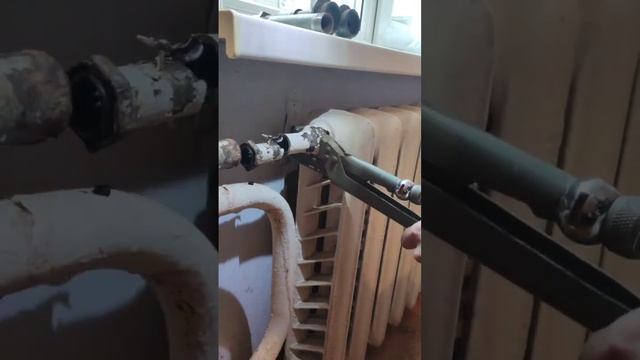 ??Замена Сгона и Пробок на Старом Чугунном Радиаторе в Квартире #отопление #радиатор #пробки смотреть онлайн