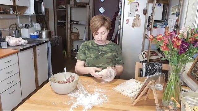 Стряпаю пельмени.》Какой повод?》Истории из молодости смотреть онлайн