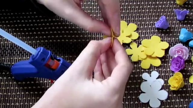 МК 'Маленькие розочки из фоамирана' смотреть онлайн