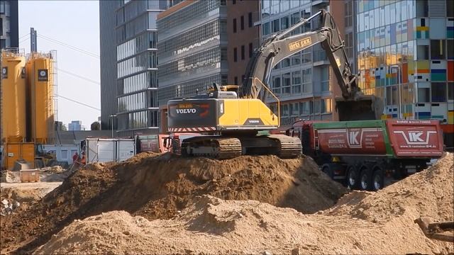 Bagger Volvo EC 300 lädt LKW Zeitraffer смотреть онлайн