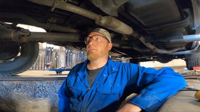 Everything is wrong, time to fix it (Square body Chevy) смотреть онлайн