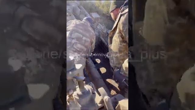 Крекс -Бекс- Фекс! Спецы заряжают управляемый снаряд Эскалибур смотреть онлайн