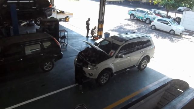 Service Rutin Mitsubishi Pajero Sport Dakar di Bengkel Resmi смотреть онлайн