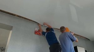 НАТЯГИВАЕМ БОЛЬШОЙ НАТЯЖНОЙ ПОТОЛОК 36 М2 ОДНИМ ПОЛОТНОМ В ПВХ БАГЕТ. Натяжные потолки.