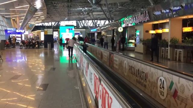 Горизонтальные эскалаторы в аэропорту Внуково (Москва). 09.11.2019, 10:23 смотреть онлайн