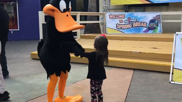 Xylina dancing with Daffy Duck! смотреть онлайн