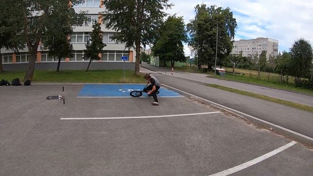 У КОГО ВЫШЕ БАНИК? / ТРЮКИ В НОВОМ СКЕЙТПАРКЕ смотреть онлайн