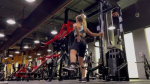 Упражнение на ягодицы. Отведение ноги в сторону в кроссовере. Техника выполнения