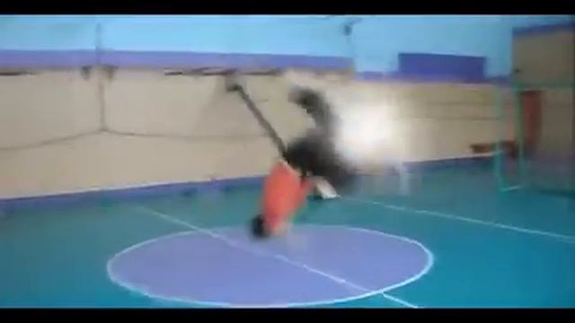 Matwey Novitskiy FreeRunning 2010 in CVR(3Run Novopolotsk).mp4 смотреть онлайн