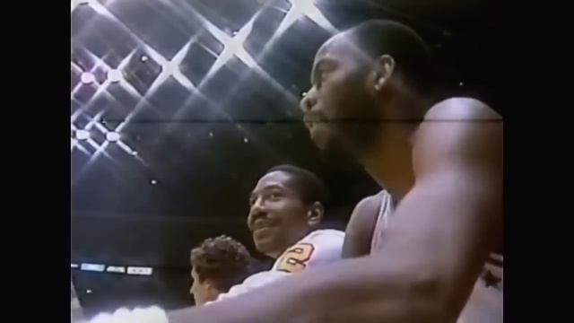 Julius Erving Posterizes Artis Gilmore (1983 All-Star Game) смотреть онлайн