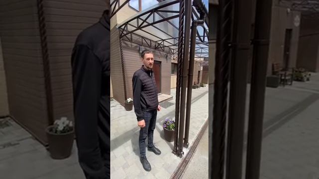 Обзор двух полуарочных навесов у дома