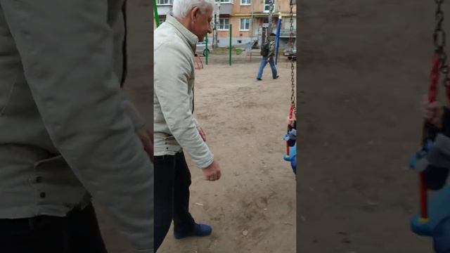 На ручки просится