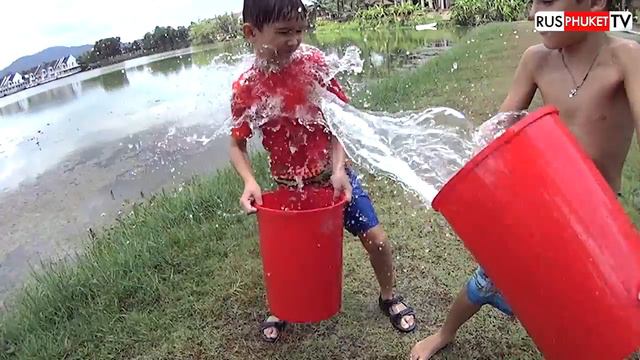 Сонгкран (Songkran) - тайский новый год. Дети.