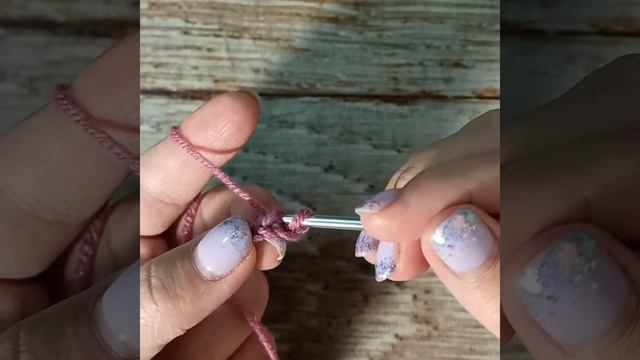 Учимся держать крючок и набирать воздушные петли / Вязание крючком для начинающих смотреть онлайн