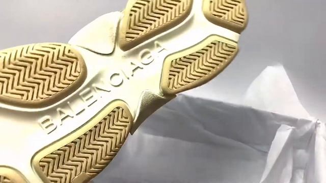Budapester.com presents: UNBOXING BALENCIAGA „TRIPLE S OG“ Men‘s Sneaker смотреть онлайн