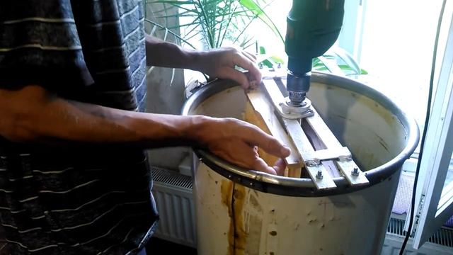Свершилось!??Впервые качаю мёд со своей пасеки. Самодельная медогонка из подручных материалов смотреть онлайн