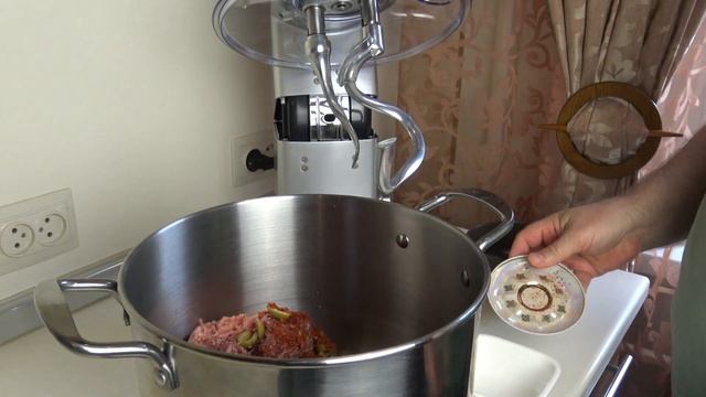 Колбаса из индейки с оливками и грецким орехом. смотреть онлайн