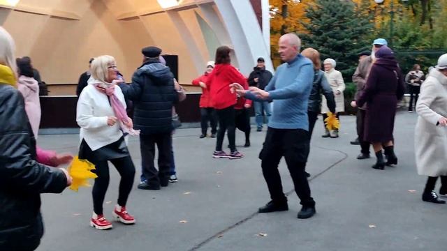 ЛИСТЬЯ ЖЁЛТЫЕ НАД ГОРОДОМ КРУЖАТСЯ! 22 ОКТЯБРЯ 2023 ТАНЦЫ ХАРЬКОВ УКРАИНА смотреть онлайн