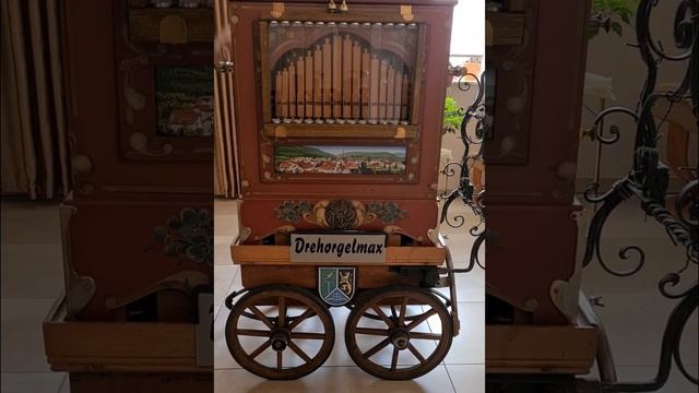 Who’s Laughing Now auf Drehorgel смотреть онлайн