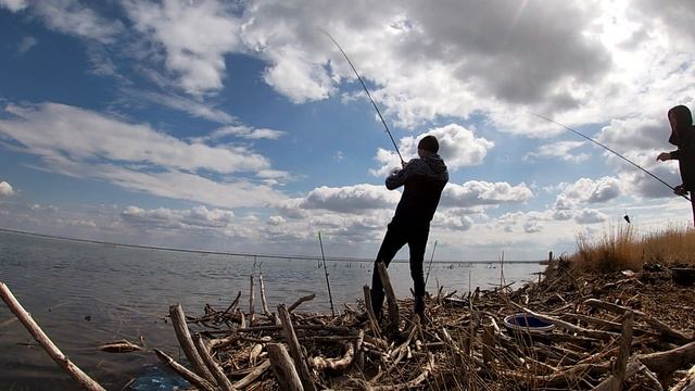 Приехали рыбачить на фидер, а там ЛЁД. Рыбалка 2022 на поплавок с лодки. Ловля карася. Попали на жо смотреть онлайн