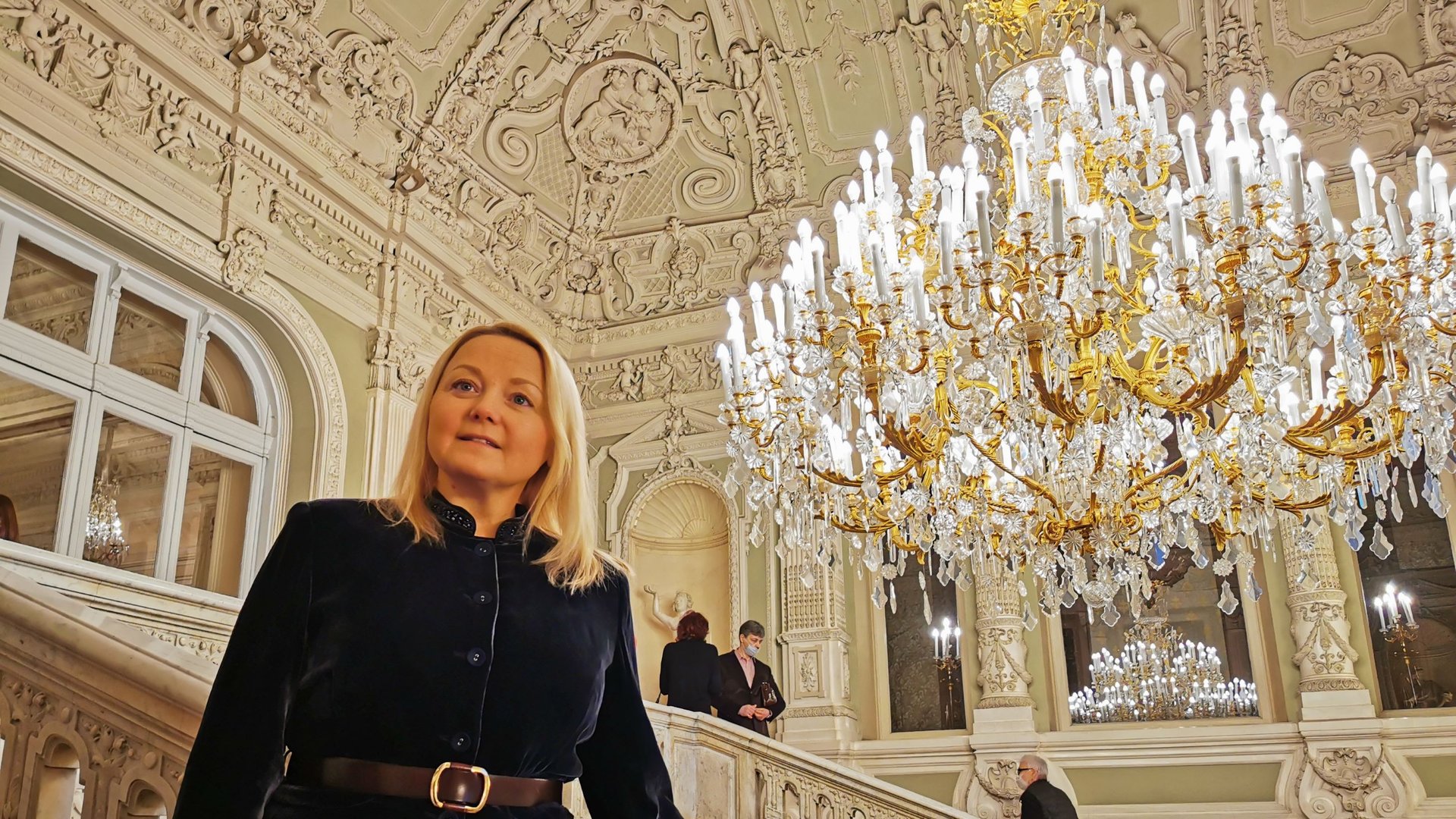 Парадная лестница и бронзовая люстра на 130 свечей весом 1,5 т. Юсуповский дворец, Санкт-Петербург смотреть онлайн