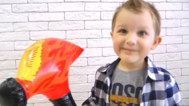 Max play with MAGIC HUGE HAMMER and Increased toy cars and helicopter смотреть онлайн