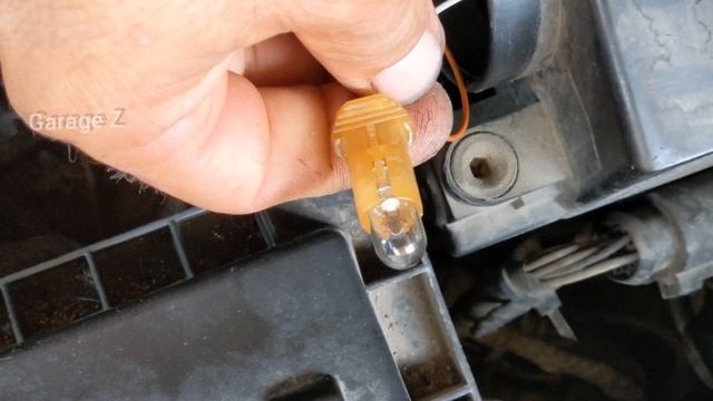 Как заменить лампочку ближнего света в фаре автомобиля VW Touran (2009). смотреть онлайн