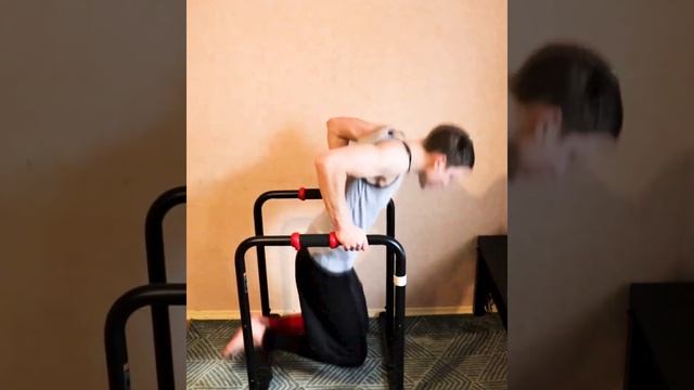 Отжимания на брусьях #отжимания #workout #motivation #calisthenics #pushups #брусья смотреть онлайн