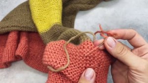 Как спрятать хвостики нити при вязании спицами?