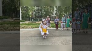 Танец с ромашками на дне семьи