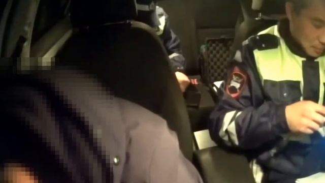 Пьяный мотоциклист, удирая от полицейских, попал в канаву. Иркутская область смотреть онлайн